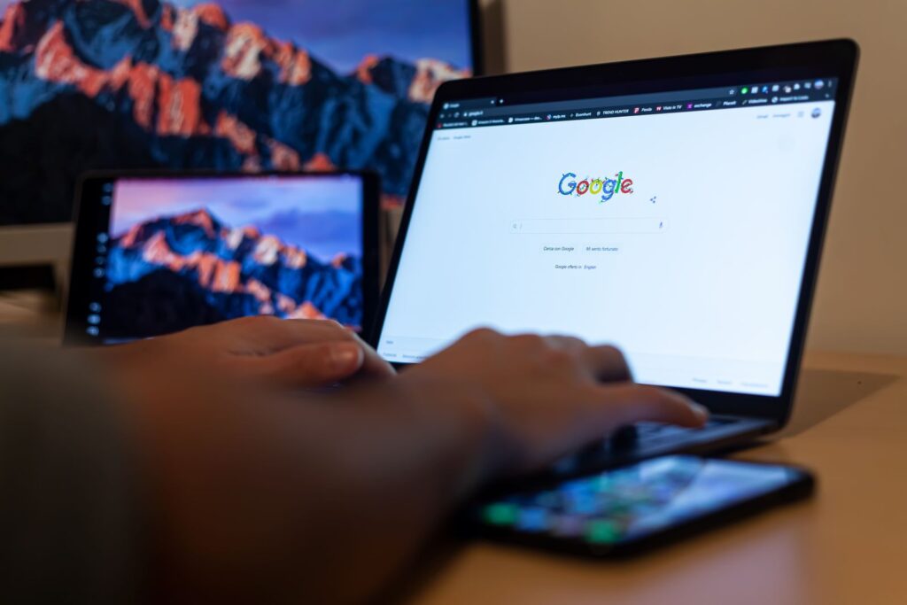 Laptop met Google-zoekpagina: SEO-tips voor hoger in Google