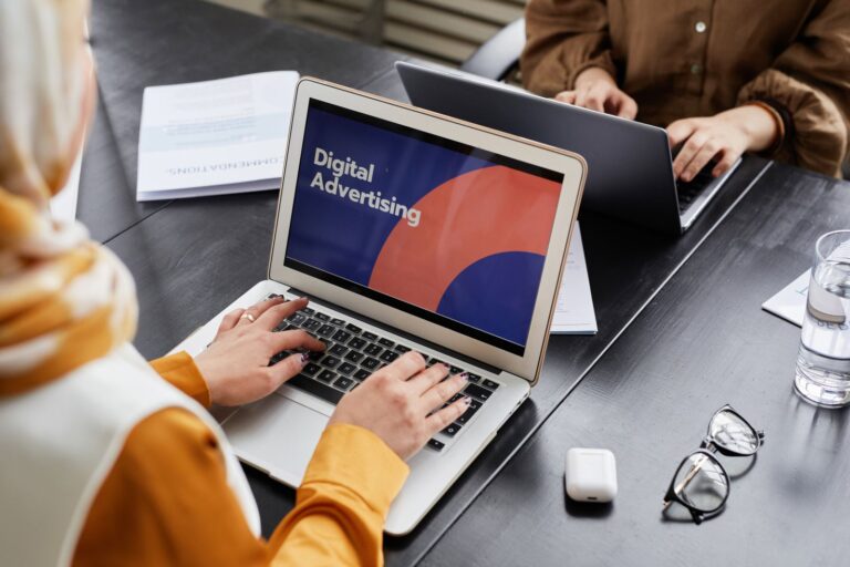 SEO en Google Ads vergelijken op een scherm