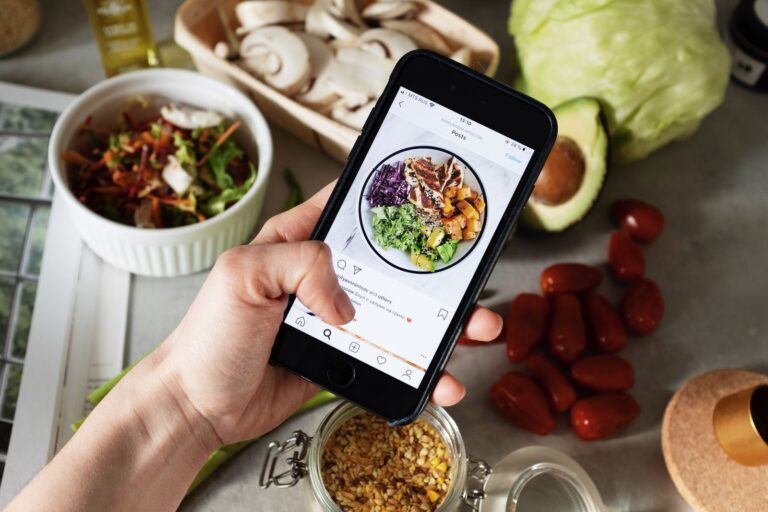 Social media strategie plannen op een telefoon