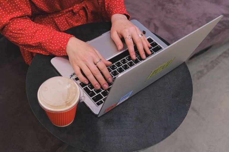 Contentmarketing: teksten schrijven op een laptop