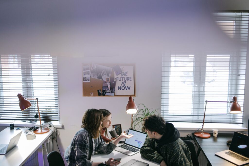 Marketingteam werkt samen aan een online strategie