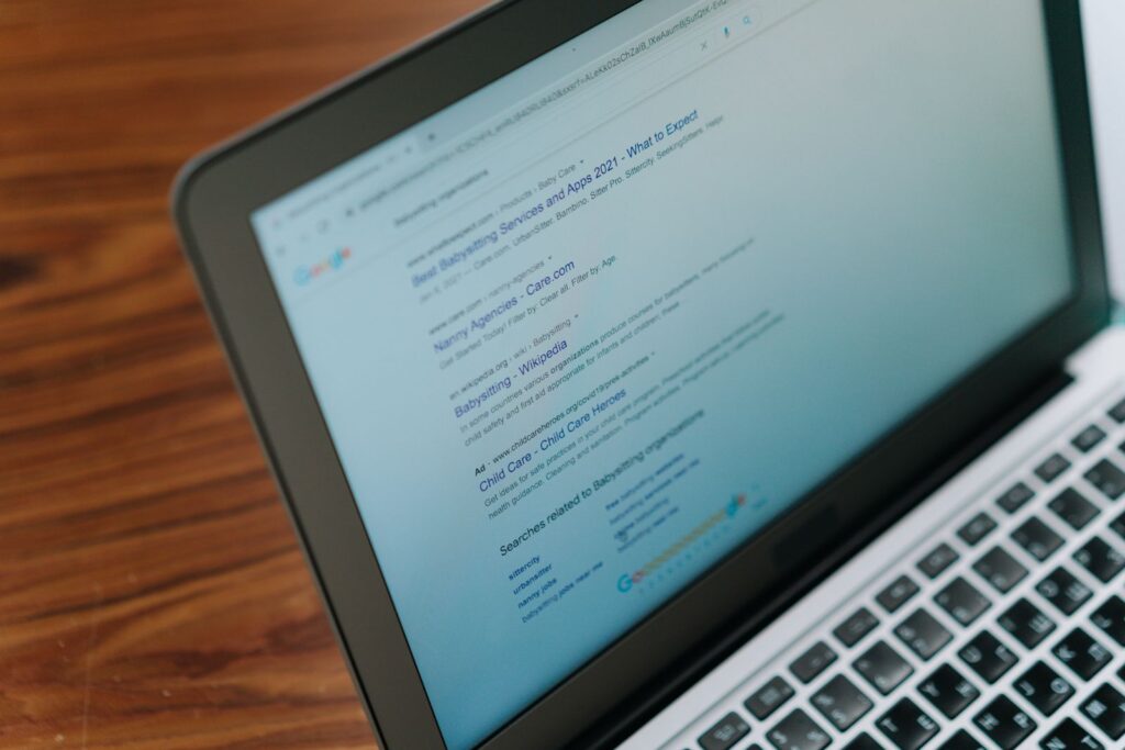 Zoekmachineoptimalisatie op een laptop