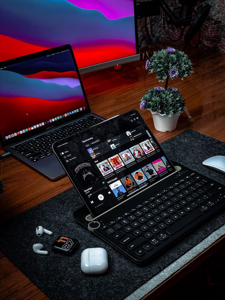 Webdesigner werkt aan een WordPress-website